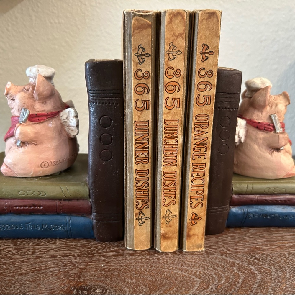 When Pigs Fly! Adorable Pig Book Ends